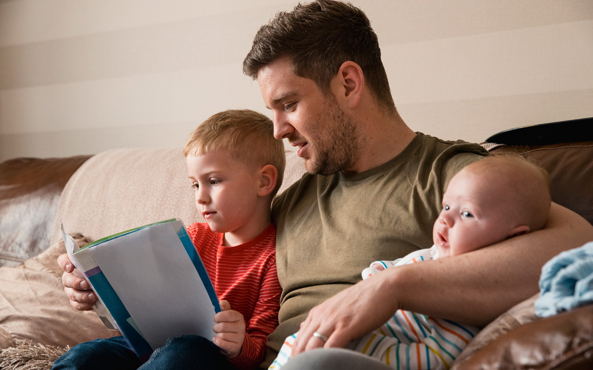father-two-kids-reading